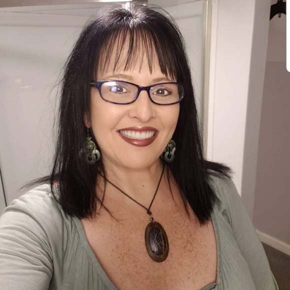 Meet your Posher, Debbie - Picture 5 of 12